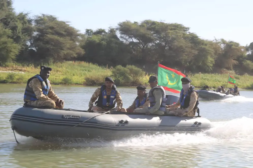 Patrouille mixte des marines mauritanienne et sénégalaise le long de la frontière commune