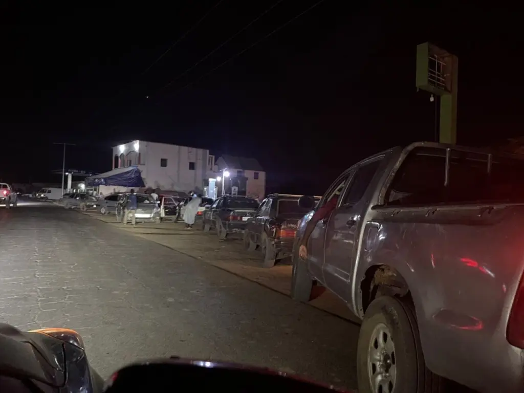 Pénurie de carburant à Kobeni et les files de voitures s’allongent devant la seule station dans la ville