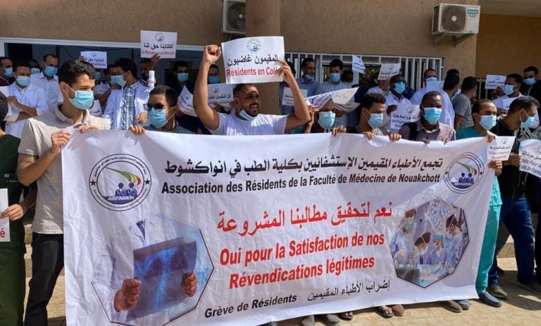 Les résidents de la faculté de médecine observent un sit-in devant le ministère de la santé