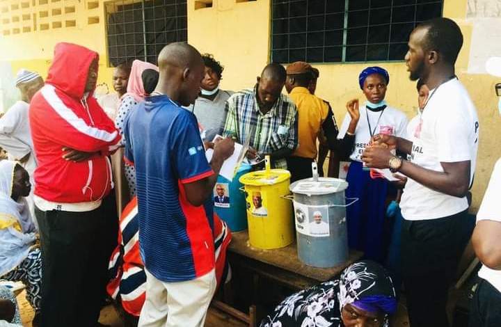 Gambie : le président Barrow aurait été réélu