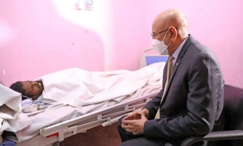 Le président Ghazouani s’est rendu au chevet du rescapé de l’effondrement du puits de prospection aurifère