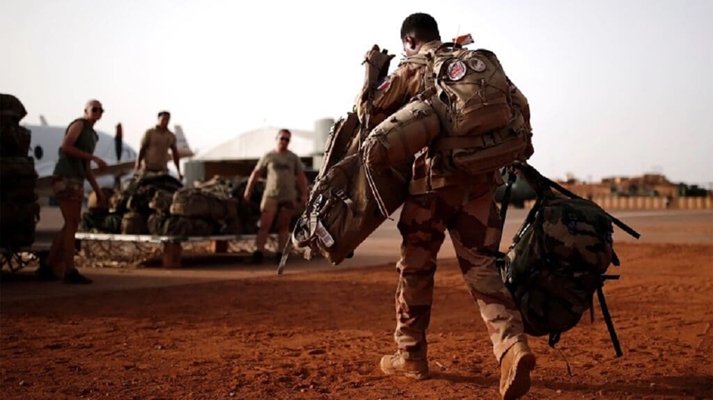 Départ d’un premier contingent de soldats français stationnés au Niger