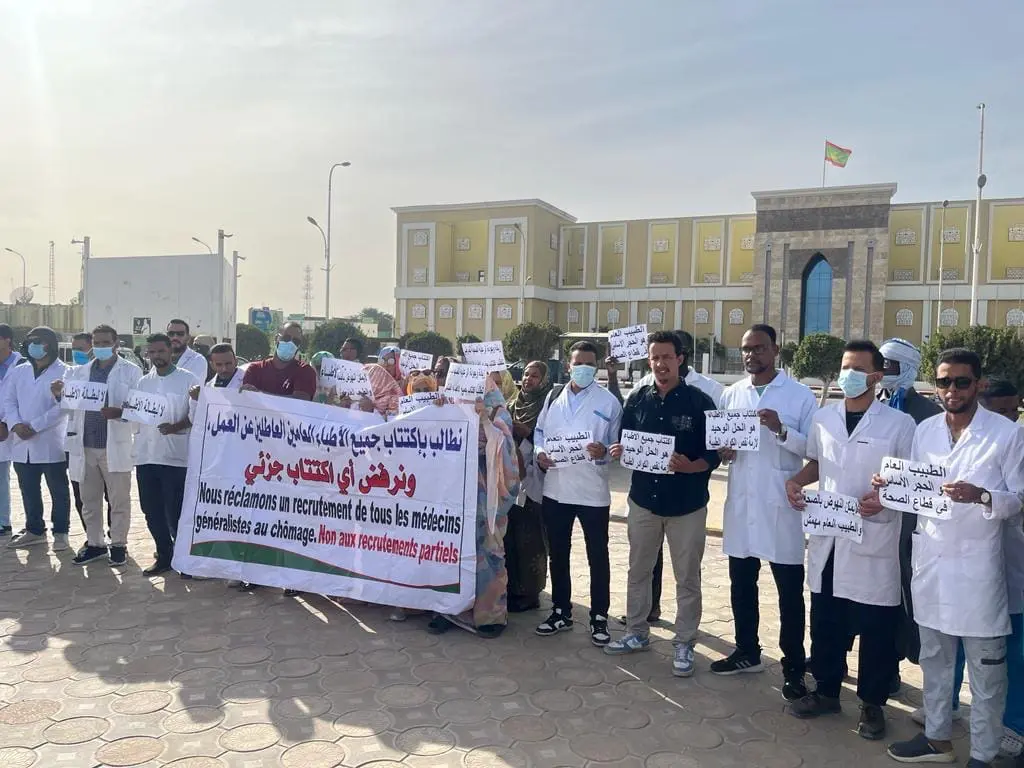 Sit-in de médecins généralistes pour demander leur recrutement