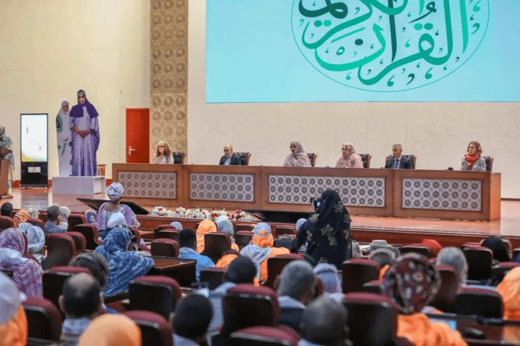 Mauritanie : « nous travaillons à la consolidation de l’arsenal juridique pour la protection de la femme »Le ministère de l’Action sociale, de l’Enfance et de la Famille œuvre au « renforcement de l’arsenal juridique pour la protection de la femme, ce qui permettra de réduire le nombre de cas de violence à l’égard des femmes enregistrés », a déclaré Oum Kelthoum mint Hamdinou, conseillère chargée de la famille, de la promotion de la femme et du genre. Une déclaration faite lors d’une interview accordée à Sahara24 lundi, pour commenter le discours de la ministre de l’Action sociale, de l’Enfance et de la Famille, lors de la commémoration de la Journée internationale pour l’élimination de la violence à l’égard des femmes. Mint Hamdinou a cité certaines mesures prises par le ministère pour réduire sensiblement ces cas, à savoir : « l’harmonisation permanente des lois nationales et des conventions internationales ratifiées par la Mauritanie », ainsi que “les plateformes régionales de lutte contre la violence à l’égard des femmes qui œuvrent à la surveillance et au suivi des cas de violence dans tous les Etats”, en plus des “cellules de conflits familiaux dont le travail se manifeste par la résolution des conflits à l’amiable, avant le recours à la justice”. Lors de son intervention, la ministre a rappelé le nombre de litiges familiaux résolus « par la médiation sociale » l’année dernière, ayant atteint les « 2 400 cas ». Les statistiques des organisations de défense des droits de l’homme montrent qu’une femme sur trois en Mauritanie a subi des violences physiques, sans compter les centaines de cas de violences domestiques, de viols et de mariages précoces qui ont été enregistrés. Dans le cadre de l’autonomisation des femmes, la ministre a indiqué que le taux d’accès aux postes électoraux pour les femmes a atteint 35 % et que leur présence dans la fonction publique a augmenté. « Le ministère travaille en coordination avec les organisations de la société civile », a-t-elle déclaré, ajoutant que la loi n° 2021/04 “prévoit l’implication des organisations de la société civile dans la formulation des politiques relatives aux droits de la femme”. Lors de la 68e session de la Commission de la condition de la femme des Nations Unies en mars 2024, la ministre de l’Action sociale, de l’Enfance et de la Famille, Safia mint N’Tehah, a déclaré que le gouvernement mauritanien avait déployé « de grands efforts pour fournir et rapprocher les services de base des groupes les plus vulnérables de la société, en particulier les femmes et les filles, y compris les femmes handicapées. » Les mesures prises pour améliorer le statut des femmes mauritaniennes au cours des cinq dernières années comprennent « le financement d’activités génératrices de revenus pour les femmes les plus démunies, la formation des femmes et des filles déscolarisées à des professions sollicitées sur le marché national, et la distribution de prix aux filles qui se sont distinguées dans leur scolarité pour les encourager à les poursuivre. Le gouvernement a travaillé sur « l’évolution des mentalités et l’éducation familiale à travers la création d’une chaîne de télévision spécialisée dans les questions familiales, le recours à la médiation sociale pour résoudre et traiter les conflits familiaux, et la fourniture d’un soutien et d’une assistance aux femmes devant le système judiciaire ». Ces mesures comprennent également la préparation d’un projet de loi-cadre pour « lutter contre les violences faites aux femmes et aux filles, l’émission d’une fatwa interdisant les mutilations génitales féminines, la formation des imams des mosquées dans les zones où ce phénomène est répandu, la création d’un comité national de lutte contre les violences basées sur le genre, et la mise en place de comités sectoriels pour institutionnaliser le genre dans tous les secteurs du gouvernement », a-t-elle ajouté.