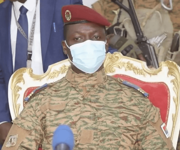 Le président du conseil militaire burkinabé : « le président Macron a insulté tous les africains »