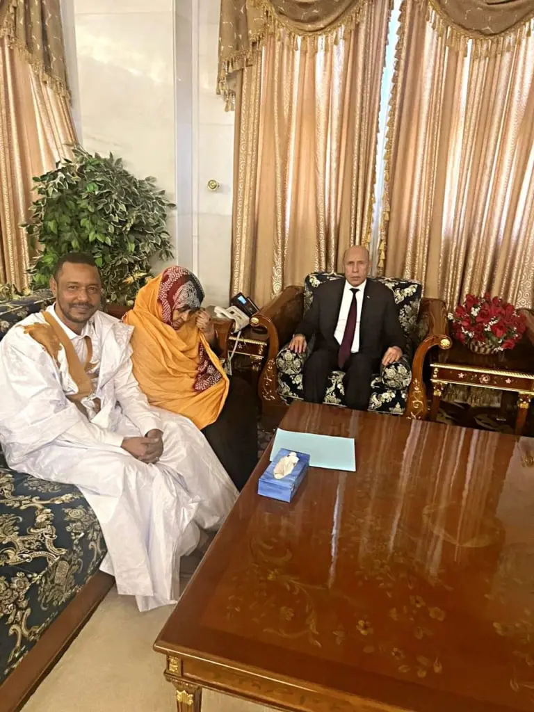 Le président mauritanien Mohamed Ould Cheikh El Ghazouani a réaffirmé « la volonté totale de l’État mauritanien de déployer tous les efforts possibles, à tous les niveaux, en activant toutes les voies diplomatiques, afin de soulager la détresse du citoyen et journaliste Ishaq Ould El Mokhtar ». Cette déclaration a été faite mercredi, lors de la réception à la présidence à Nouakchott de la famille d’Ishaq, représentée par sa mère, en présence d’un représentant du comité médiatique unifié chargé du suivi et de la coordination de son affaire, et en présence du ministre de la Culture et de la Communication, El Houssein Ould Medou. Selon la commission, « l’intérêt présidentiel est un signe fort de la sincérité de la volonté politique, qui devrait conduire à la résolution de ce dossier, apportant ainsi réconfort et tranquillité à la famille, et redonnant toute son importance à cette affaire nationale par excellence ». La famille et la commission ont réitéré « leur entière confiance dans la manière dont Son Excellence le président de la République traite ce dossier, et leur conviction profonde que cette rencontre ne sera pas seulement symbolique, mais constituera une étape décisive qui aura des répercussions sur cette affaire humanitaire, consacrant les valeurs de solidarité et de loyauté qui caractérisent l’État mauritanien sous son règne éclairé », selon le communiqué.