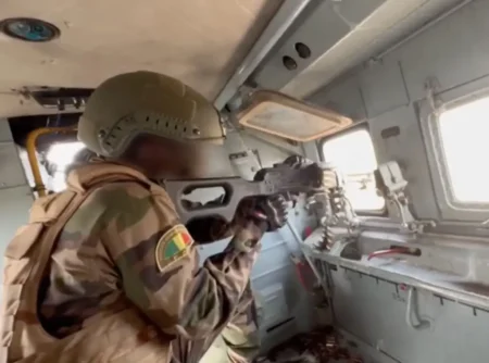 Mali : l’armée annonce avoir neutralisé des dizaines d’hommes armés lors de frappes aériennes et terrestres dans différentes régions du pays