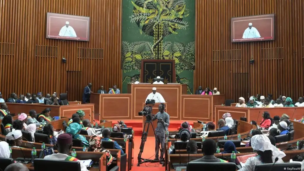Sénégal : un referendum envisagé après l’adoption par le parlement d’amendements constitutionnels controversés