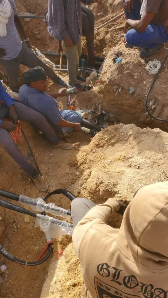 Coupure d’électricité dans plusieurs quartiers de Tevrag Zeina après la rupture de 5 lignes d’alimentation souterraines par des engins appartenant à une société privée