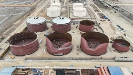 Deux réservoirs du projet extension des structures de stockage des hydrocarbures partiellement endommagés par les vents