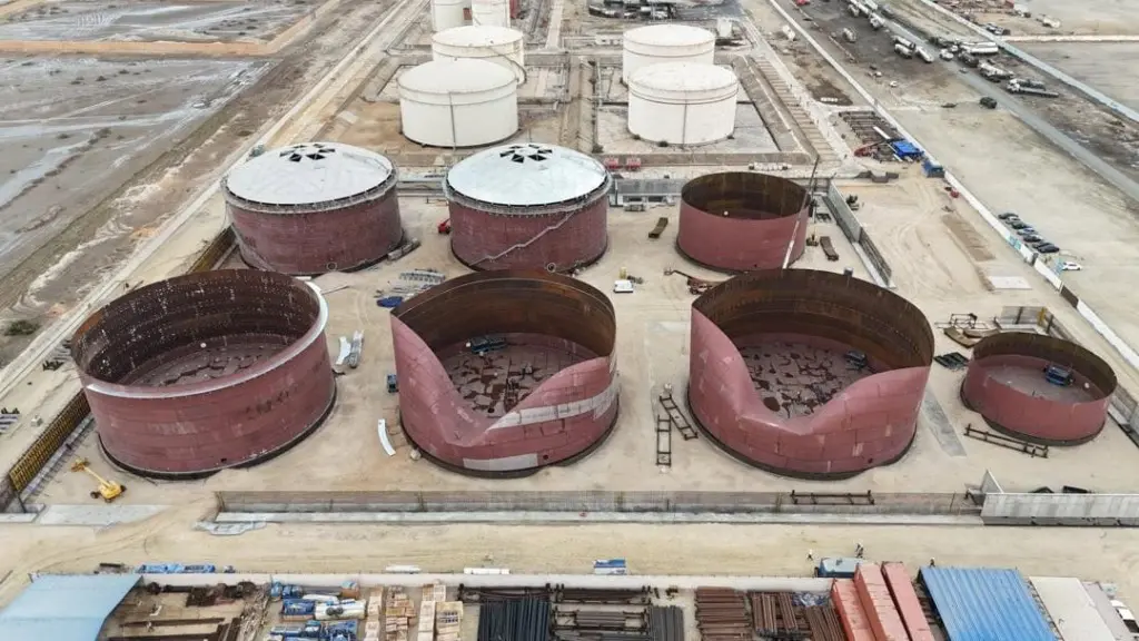 Deux réservoirs du projet extension des structures de stockage des hydrocarbures partiellement endommagés par les vents