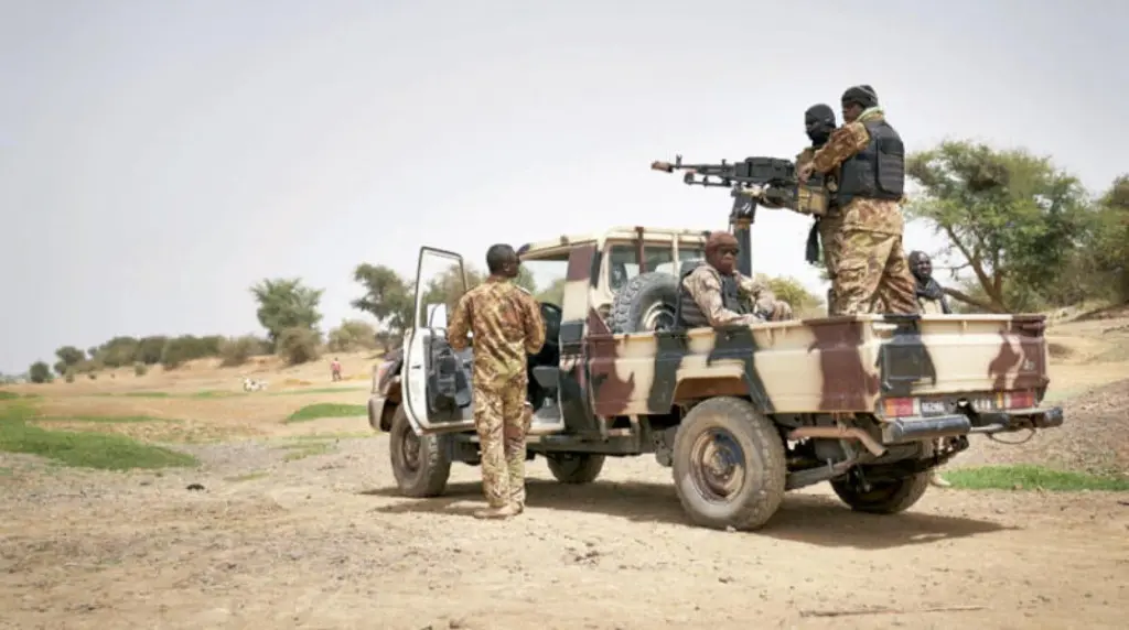 Mali : des renforts militaires maliens seraient en route pour tenter de briser le siège du camp d’Anfif selon RFI