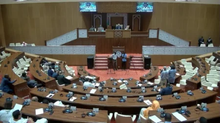 Les députés de l’opposition rejettent les sanctions imposées à 2 députées et mettent en garde contre une crise constitutionnelle