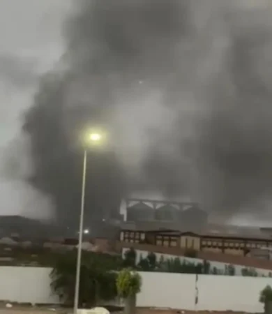 Des habitants de deux moughatas de Nouakchott se plaignent des fumées et des odeurs dégagées par les usines de la zone portuaire