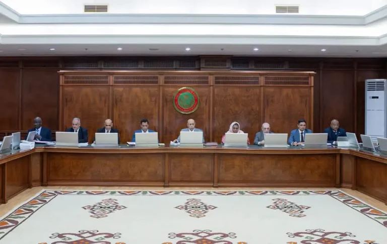 Des risques élevés : la Mauritanie adopte le budget 2027, avec des recettes s’élevant à 152 milliards d’ouguiyas
